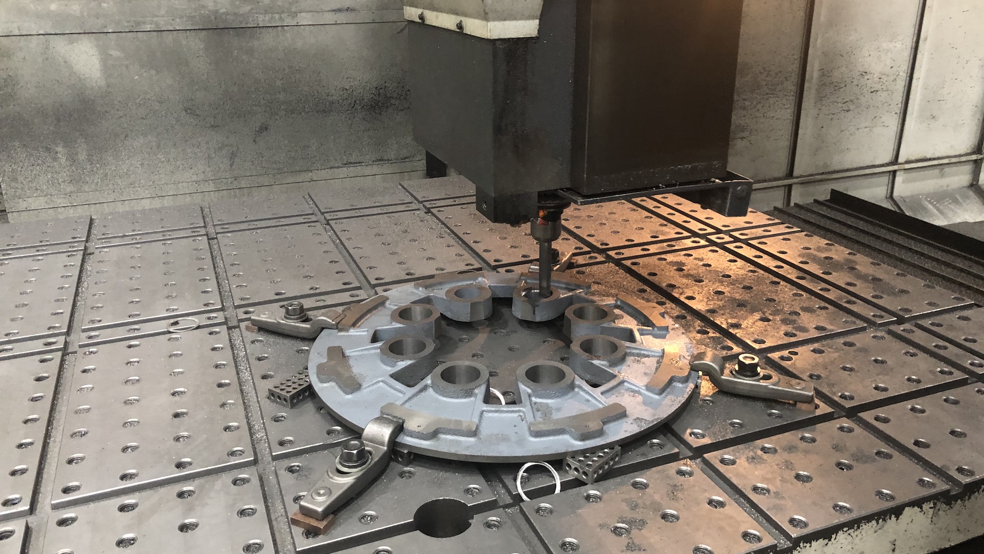 Large capacity machining: spindle engaged with a heavy workpiece on a T-slot table