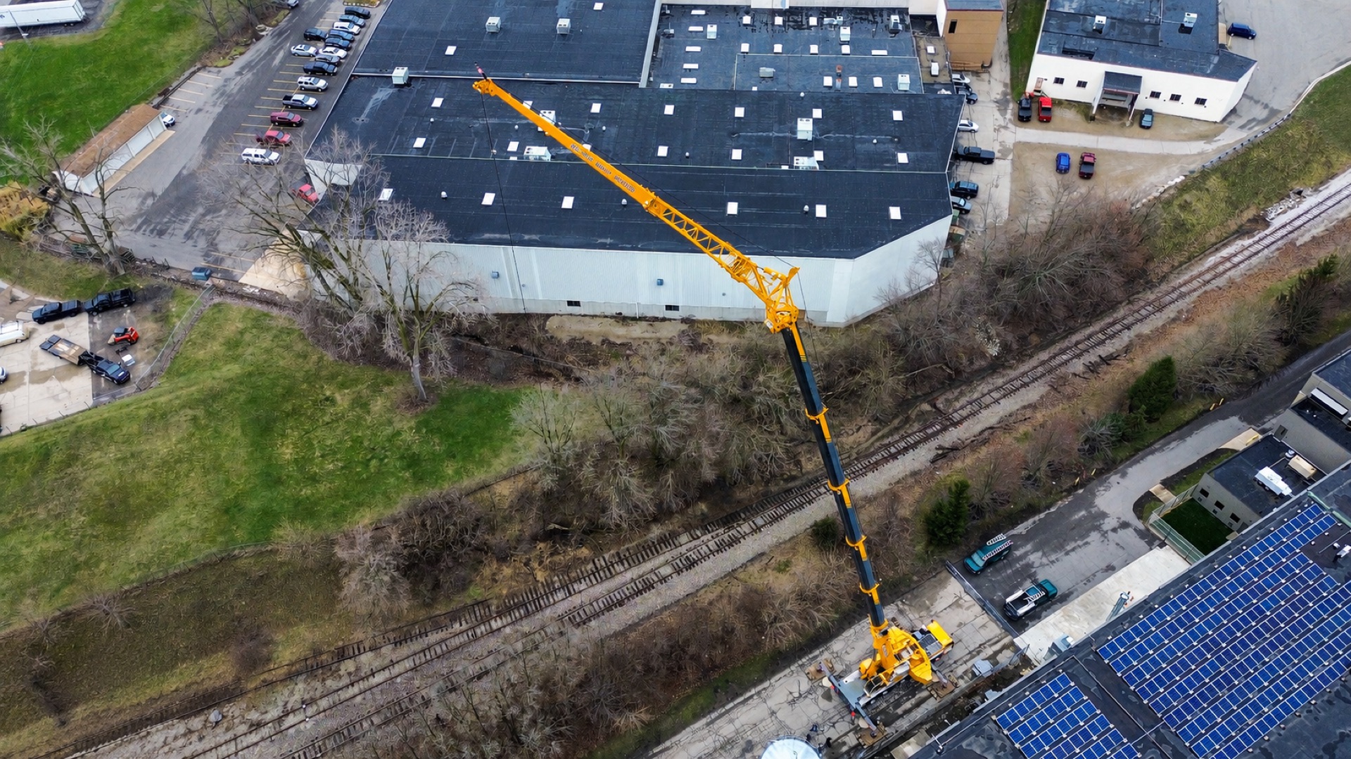 Gelock crane operation on a job site